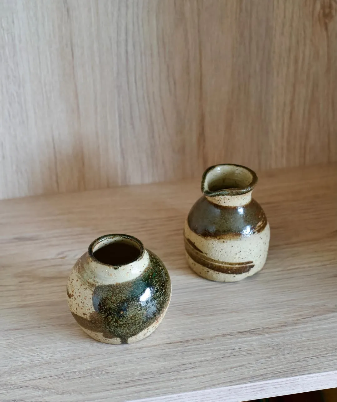 Conjunt amb esmalt de Japó — Petites peces de gres amb esmalt de Japó, de pinzellades terroses.