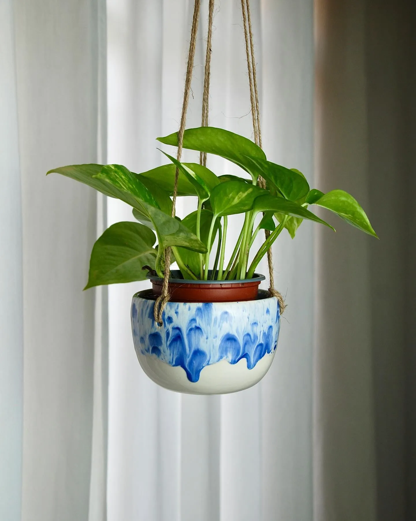 Gerro penjant — Un gerro per penjar, pensat per a plantes que cauen.