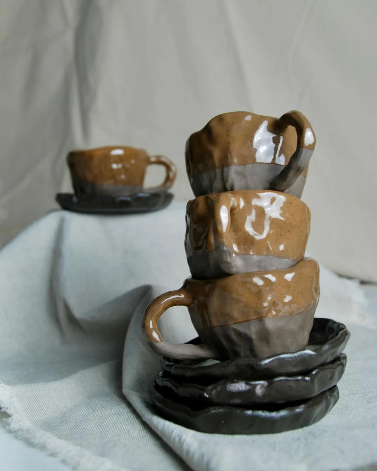 Tassetes Choco — Tassetes de gres amb esmalt color xocolata, amb el seu platet.