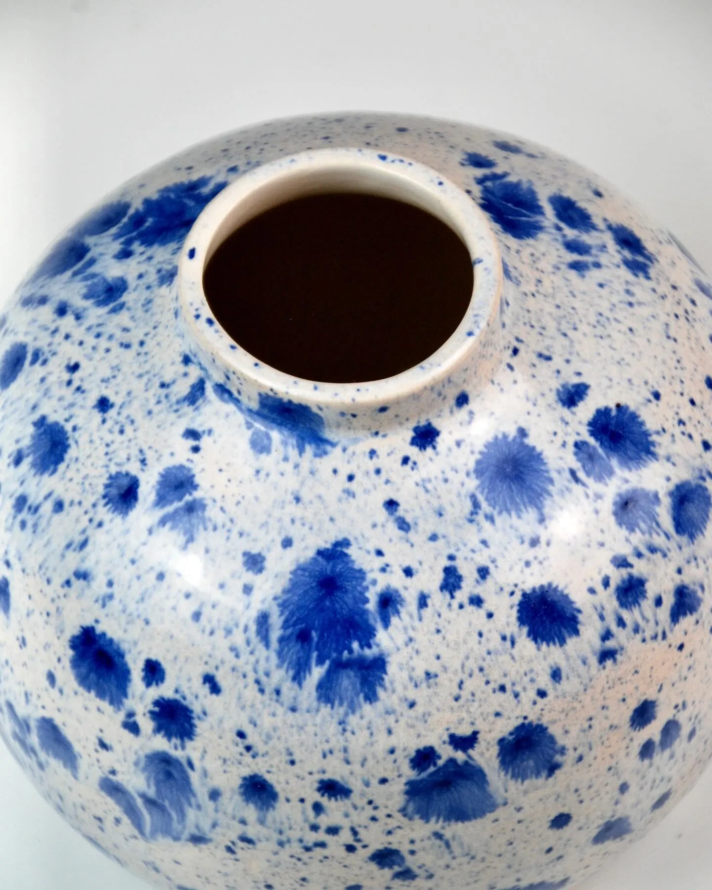 Gerro Supernova — Esmalt blau que esclata en cristalls sobre la porcellana, com una explosió estel·lar.